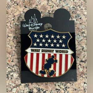 RARE 2001 WALT DISNEY WORLD AMERICAN FLAG SHIELD PATRIOTIC MICKEY MOUSE PIN